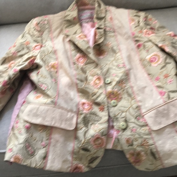 Beautiful silk blazer with flower embroidery - Picture 2 of 5